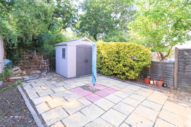 17 Darley Close, Croydon photo 4