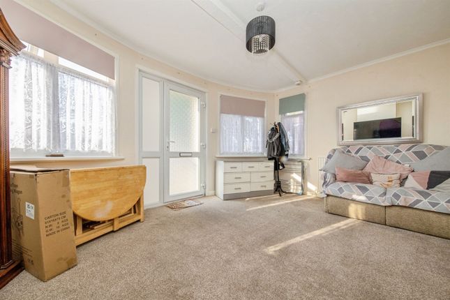 27, Crossways, Clacton-On-Sea photo 3