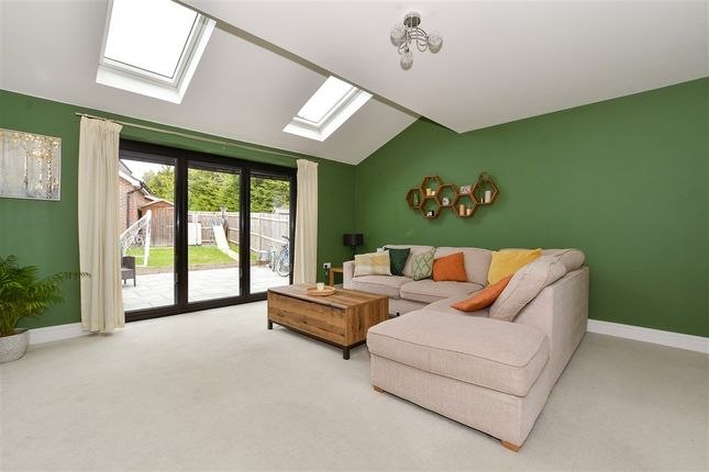 Kennard Crescent Southwater, Horsham photo 4