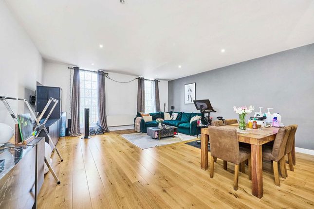 Flat 101, 130, Clapham Common South Side, London photo 2