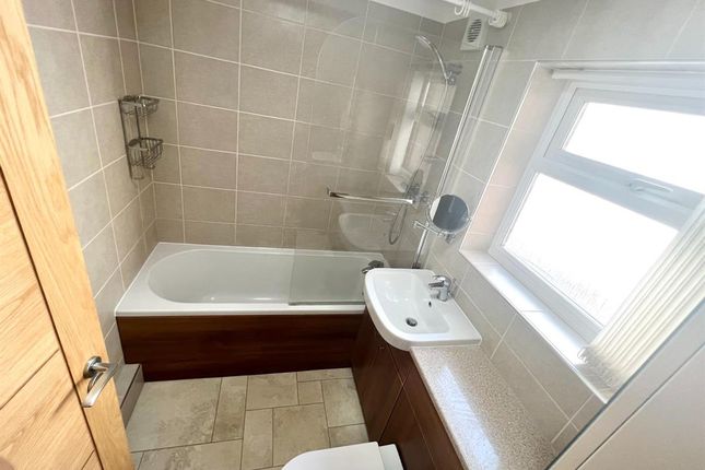 Flat to rent in Centenary House, Bushmead Avenue, Bedford