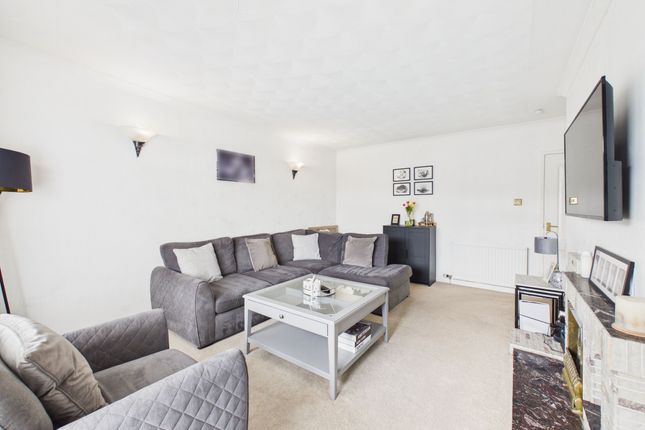 15 Larchfield Grove, Wishaw photo 3