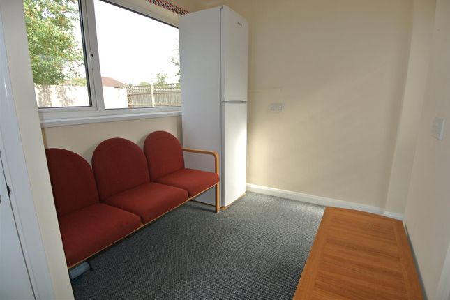6, Nobles Way, Egham photo 4