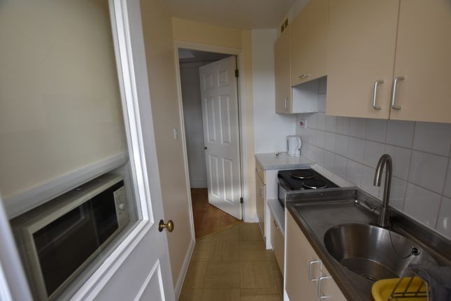 Flat 2, 28 Newlands Close, Wembley photo 2
