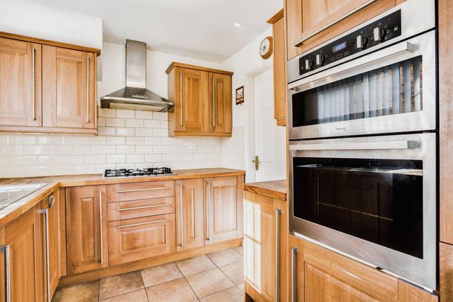 4, Thornleigh Croft, Wakefield photo 3