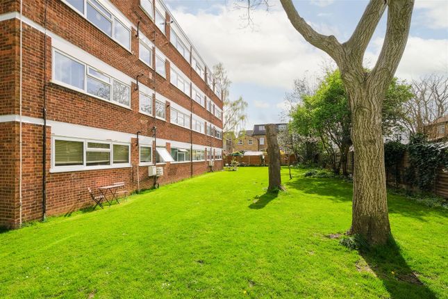 Flat to rent in Lynwood Close, London