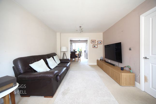 101 Abbots Wood Road, Luton, Bedfordshire photo 4