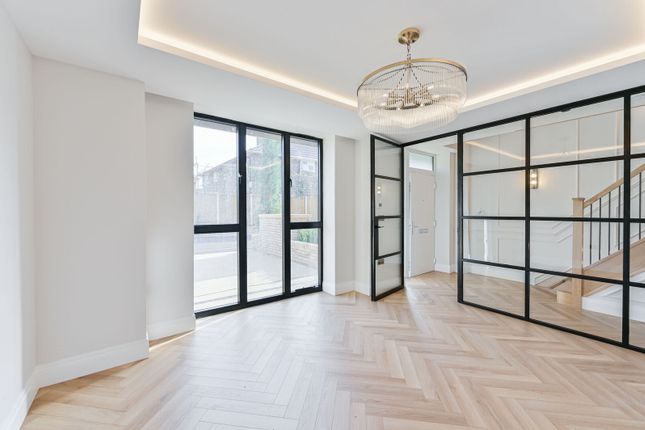 Winston Close, Raynes Park photo 4