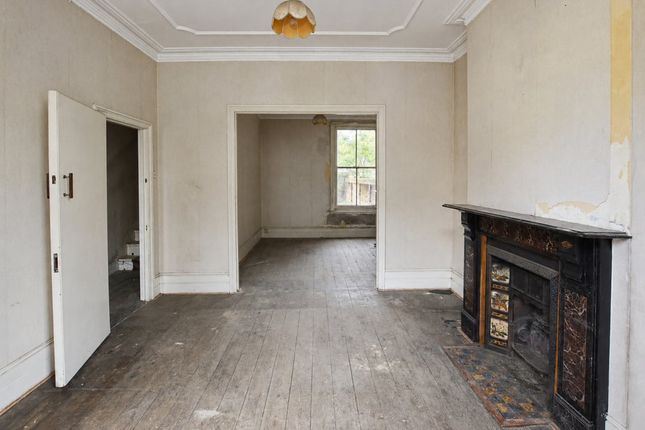 27 Forthbridge Road, London photo 4