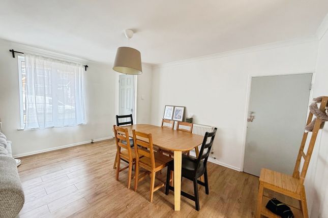 76, Buckingham Way, Camberley photo 4