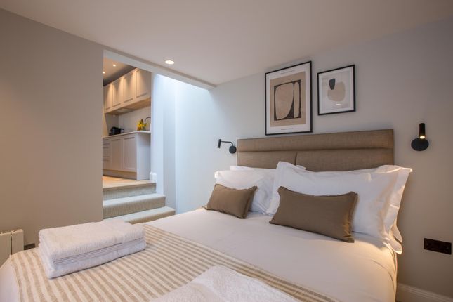 Flat B, 27 Fawcett Street, London photo 3