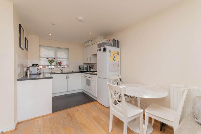 6, Wilding Court, Borehamwood photo 4
