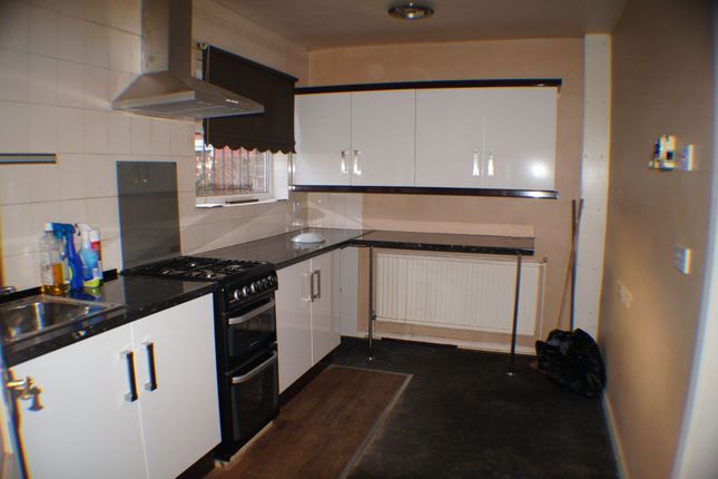 4 Woodale Avenue, Bradford photo 3