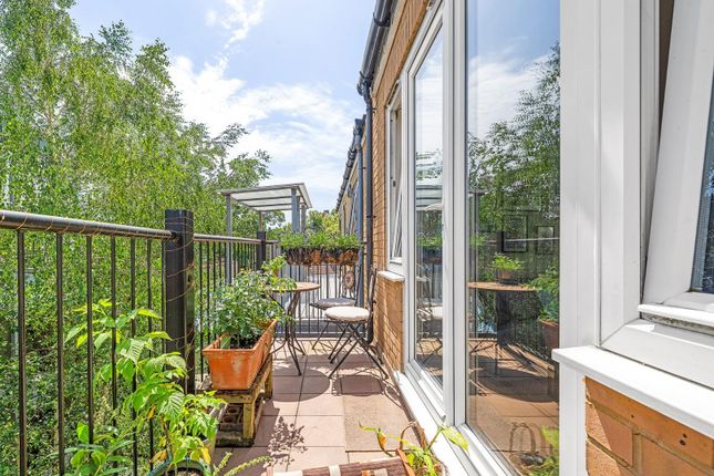 14, Dewey Lane, London photo 3