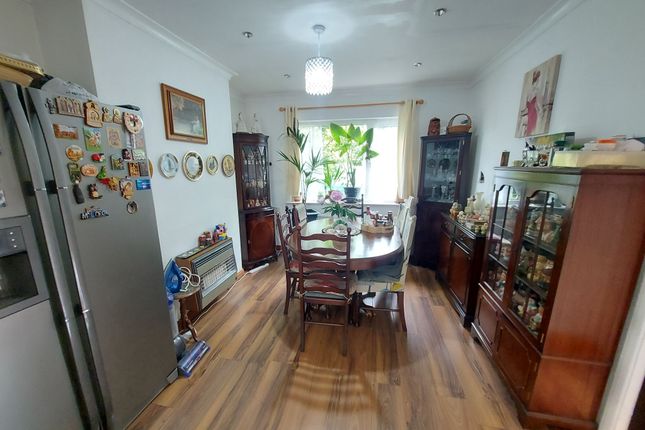 38 Park Hill Drive, Bradford photo 3