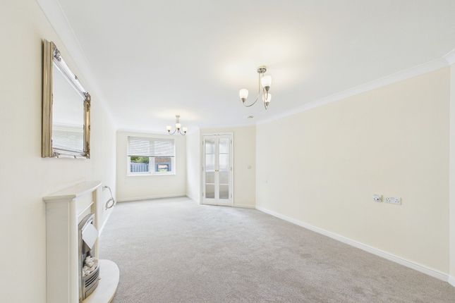 15, Reeves Court, Camberley photo 2