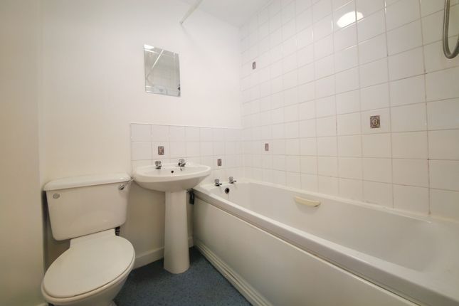 25 Deanery Court, Wigan photo 4