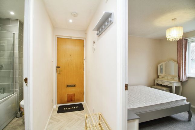 182, Dale Close, Colchester photo 2