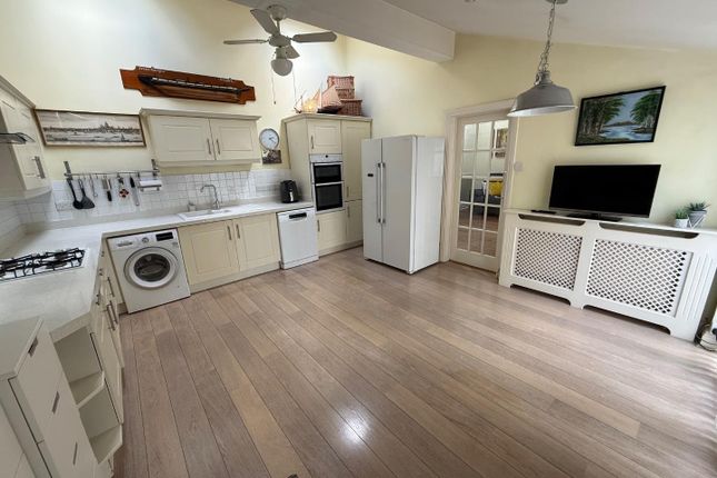6, Manor Gardens, Lechlade photo 3