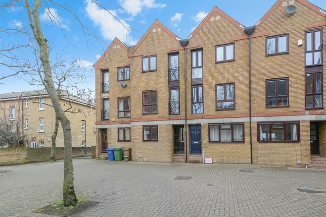 Thumbnail Town house for sale in Brunswick Quay, London