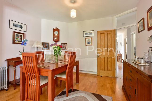 41, Aberdale Gardens, Potters Bar photo 4