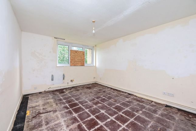 23, Robin Hood Close, Farnborough photo 3