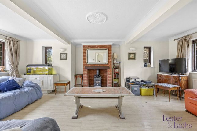 7, Barton Friars, Chigwell photo 3