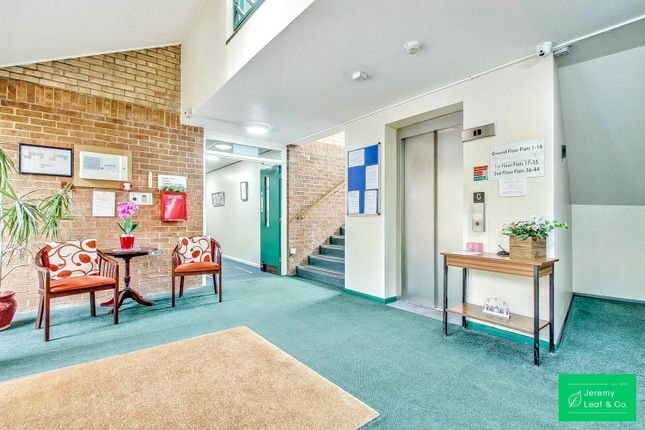 Flat 17, Hyde Court, Friern Barnet Lane, London photo 2