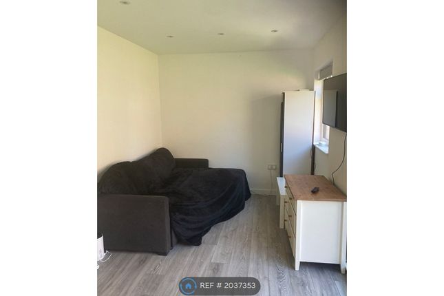 Thumbnail Studio to rent in Castle Hill, (All Bills Included)