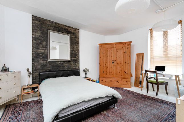 Town house to rent in White Church Passage, London
