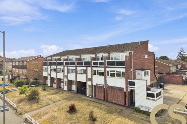 8 Turners Court, Turners Hill, Hertfordshire photo 2