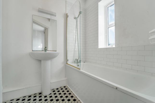 Flat 11, 26-30 Napier Road, Surrey photo 4