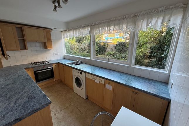 26 Hurstcombe, Whitehall Lane, Buckhurst Hill photo 3
