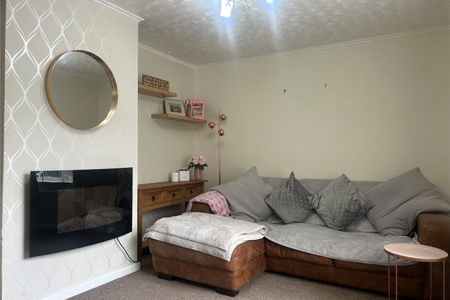 44, Reins Lee Avenue, Oldham photo 3