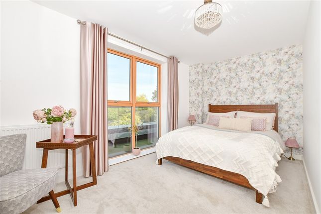 Avebury Avenue, Tonbridge photo 4