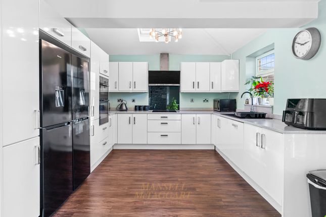 76 Hevers Avenue, Horley photo 2