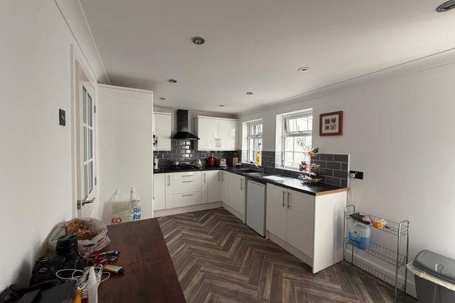 25 Broadleys, Clay Cross, Chesterfield photo 4