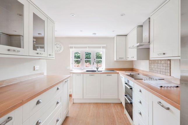 3,Larkbeare, High Street, Surrey photo 2