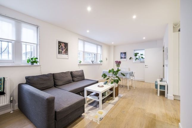 Flat to rent in Clyde Square, London
