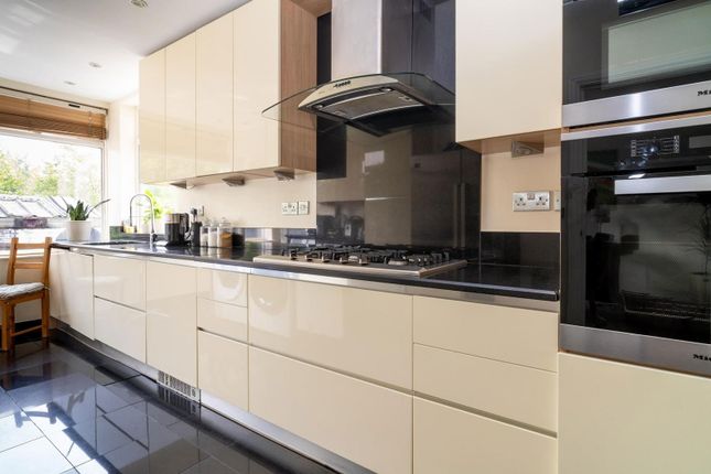 32, Westside, London photo 4