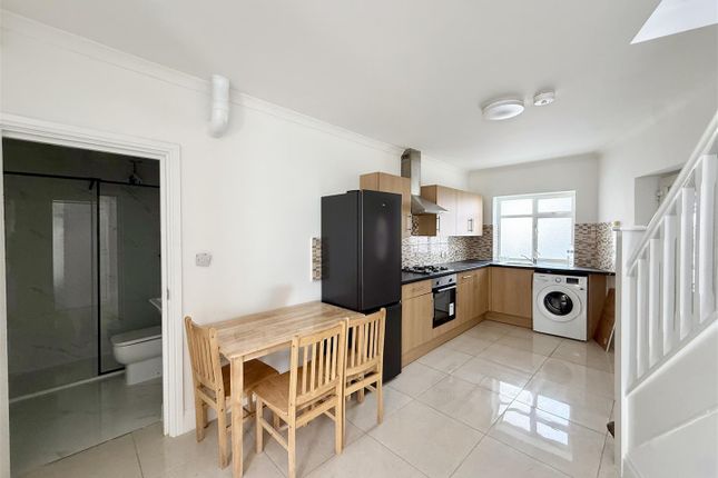 A, 14, Raynor Close, Southall photo 3