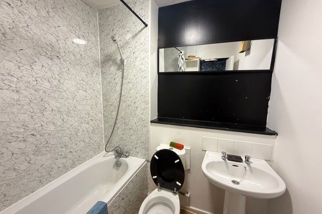 323 Somerset Gardens, White Hart Lane, London photo 5
