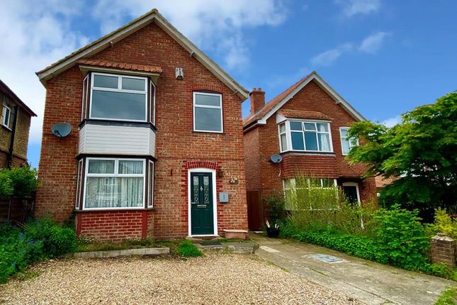 Detached house to rent in Green Lane, Blackwater, Camberley