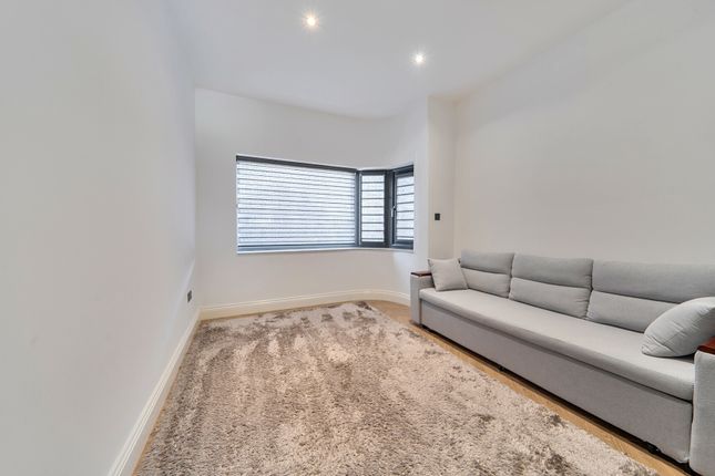 52, Kinloch Drive, London photo 4