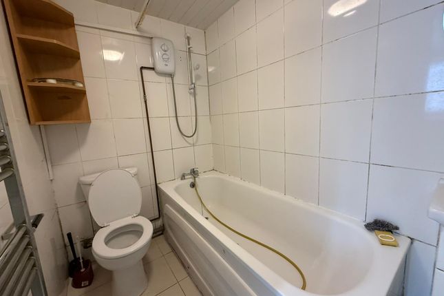 One Bedroom Ground Floor Flat Close To Ilford Station- Â£1400