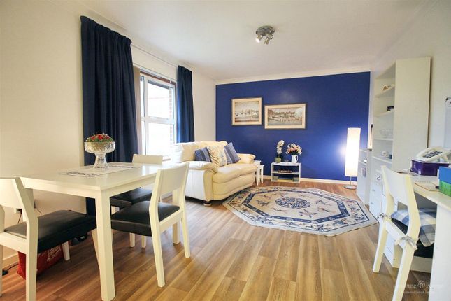 6, Gordon Palmer Court, Reading photo 2