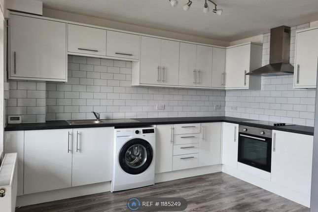 Flat to rent in Augustus Road, London