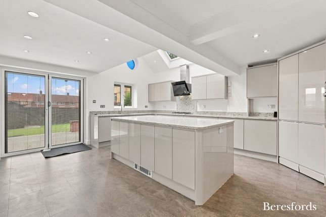 10, Harris Close, Romford photo 2