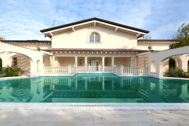 Thumbnail Villa for sale in Forte Dei Marmi, Tuscany, Italy
