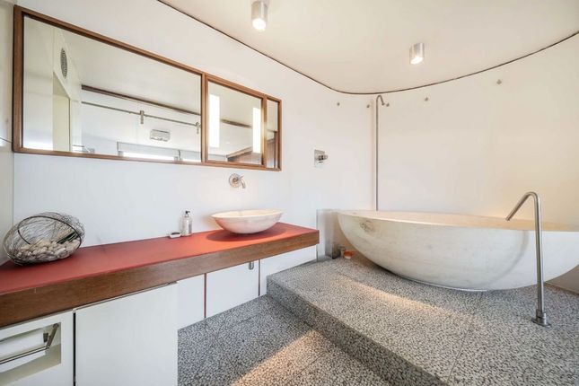 Flat 353, Cromwell Tower, London photo 4